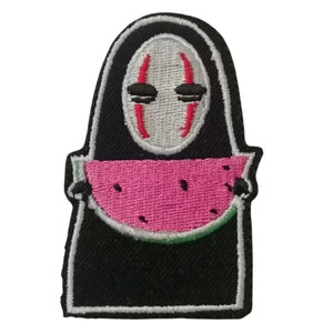 Puede incluir: Parche bordado para planchar con un personaje blanco y negro con una máscara roja sosteniendo una sandía rosa.