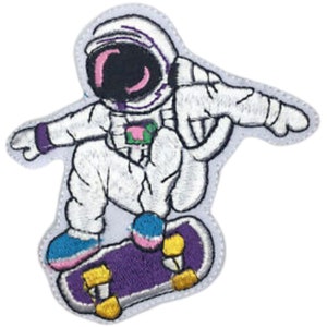 Könnte beinhalten: Ein gestickter Aufnäher mit einem weißen Astronauten, der einen lila und pinkfarbenen Helm trägt und auf einem lila Skateboard mit goldenen Rädern fährt.