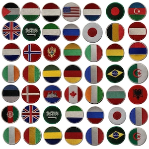 Può includere: Una collezione di 48 toppe ricamate da stirare con diverse bandiere di paesi. Le toppe sono circolari e hanno un bordo bianco. Le bandiere sono disposte in file di 8.