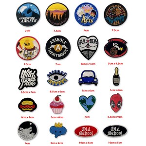 Op de afbeelding: Een verzameling van 16 geborduurde strijkpatches met verschillende ontwerpen, waaronder een wolf die naar de maan huilt, een cupcake, een hotdog, een auto, een hart, een oog, een fles champagne, een wolfskop, een kroon en een spraakballon. De patches zijn allemaal in verschillende maten en kleuren.