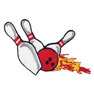 Op de afbeelding: Een geborduurde patch met een rode bowlingbal met drie gaten, die drie witte en rode bowlingpinnen omgooit. De bal staat in brand met gele en rode vlammen.