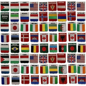 Puede incluir: Una colección de 48 parches bordados con banderas de varios países. Los parches son blancos con un contorno en forma de escudo y están dispuestos en una cuadrícula.
