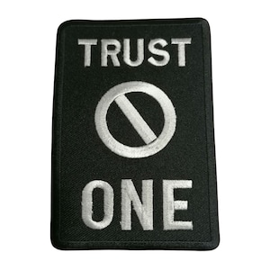 Könnte beinhalten: Schwarzer gestickter Aufnäher mit weißem Text "TRUST NO ONE" und einem weißen Kreis mit einem diagonalen Strich durch ihn.