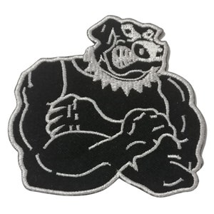 Könnte beinhalten: Schwarz-weiß gestickter Bügeleisen-Aufnäher mit einem muskulösen Cartoon-Bulldog. Der Bulldog trägt ein ärmelloses Hemd und hat einen entschlossenen Ausdruck.
