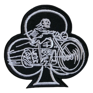 Pode incluir: Etiqueta bordada branca de um esqueleto a andar de moto na forma de um naipe de paus.