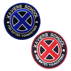 Op de afbeelding: Twee geborduurde patches, een blauwe en een rode, met de tekst "XAVIER'S SCHOOL FOR GIFTED YOUNGSTERS" rond een zwarte X.