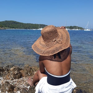 Crocheted raffia hat, wide-brimmed women&#39;s hat