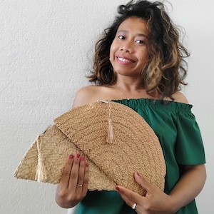 Clutch de rafia tejido a mano