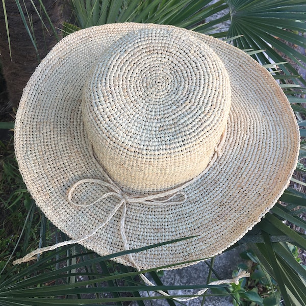 Chapeau en raphia réalisé au crochet