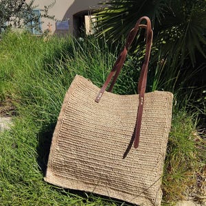 Sac au crochet en raphia porté épaule