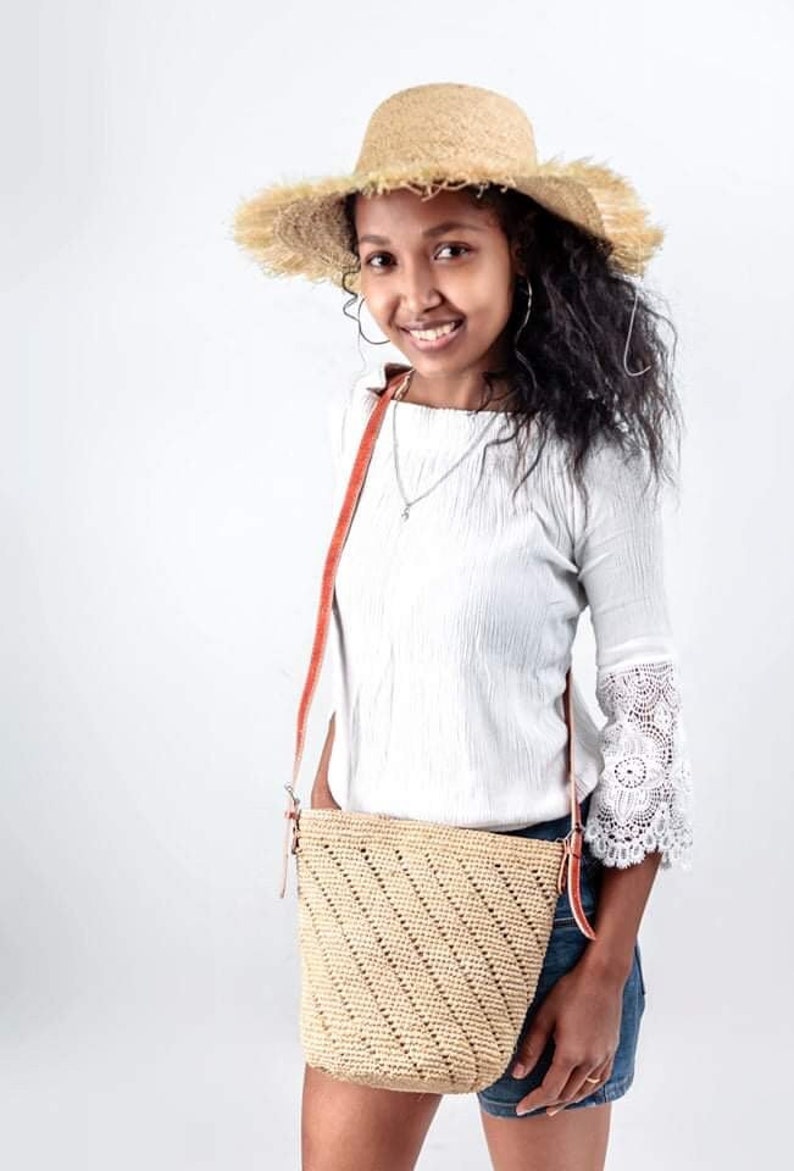 Sac raphia fait-main, sac bandoulière fait en crochet