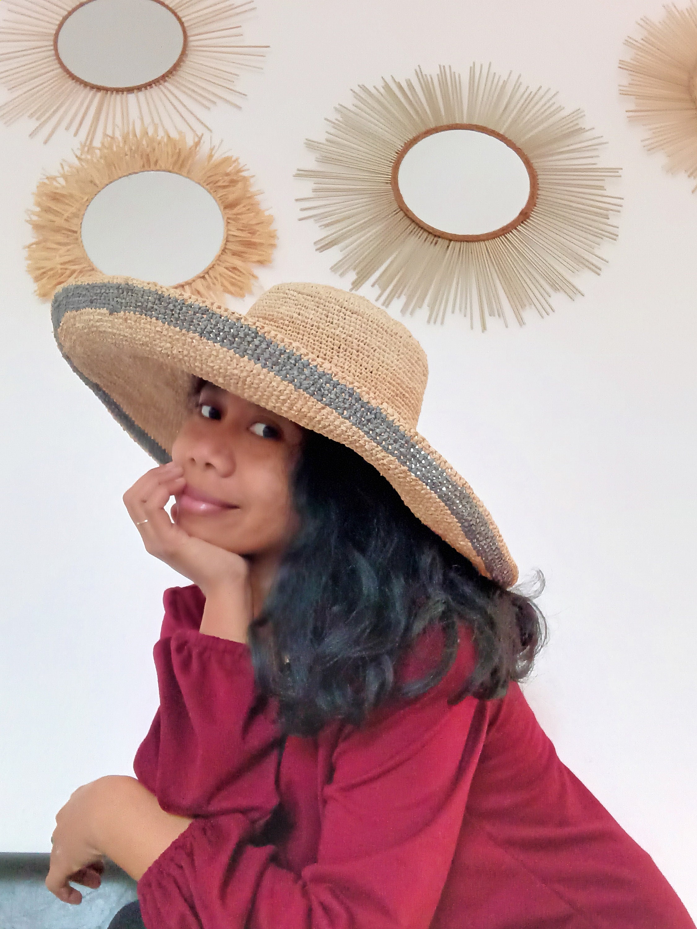 Femme au chapeau bronze France