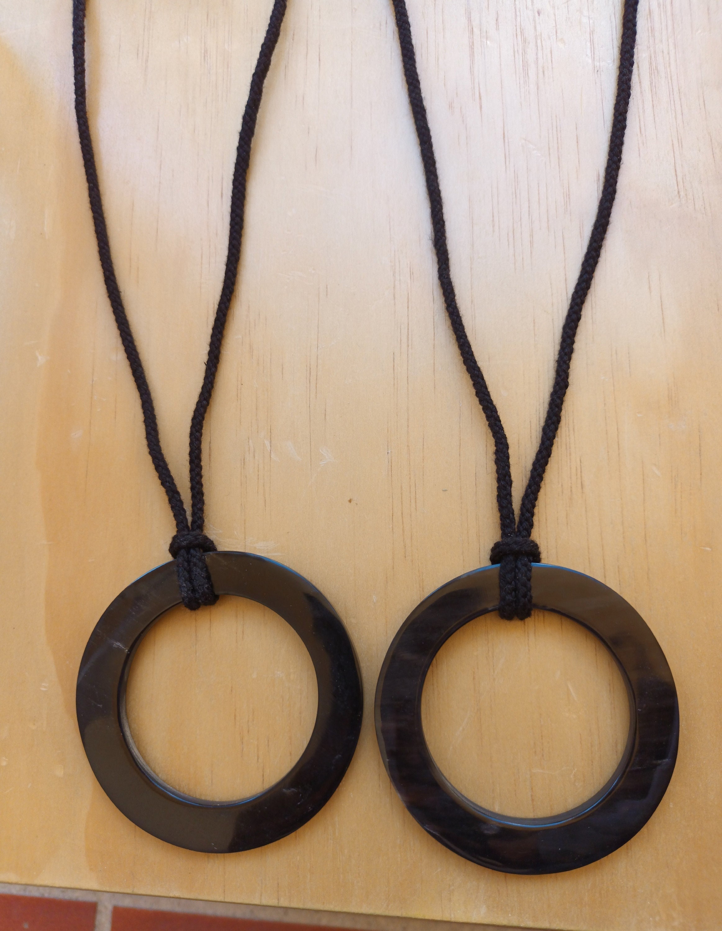 Collier en os de pipe en poils de buffle. Ras-de-cou tribal amérindien