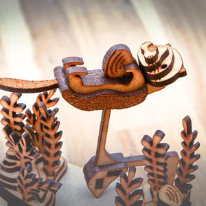 Può includere: Scultura di fenicottero in legno con un design dettagliato. Il fenicottero è marrone con la testa a strisce e si trova su una base di corallo di legno. La scultura è realizzata in legno a strati.