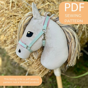 Puede incluir: Cabeza de caballo de juguete de color gris claro, con cabezada verde claro y rosa. Tiene una melena marrón y un palo de madera. El texto "PDF SEWING PATTERN" está en la imagen. Este anuncio es para un patrón de costura PDF, no un producto terminado.