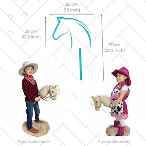Puede incluir: Dos ni&ntilde;os, uno con una camisa de cuadros rojos y negros y un sombrero de vaquero blanco, y el otro con un atuendo de vaquera rosa y blanco, sostienen caballos de juguete. Los caballos de juguete miden 70 cm de alto y 32 cm de ancho. Los caballos de juguete est&aacute;n hechos de un material suave y de felpa y tienen un dise&ntilde;o realista.