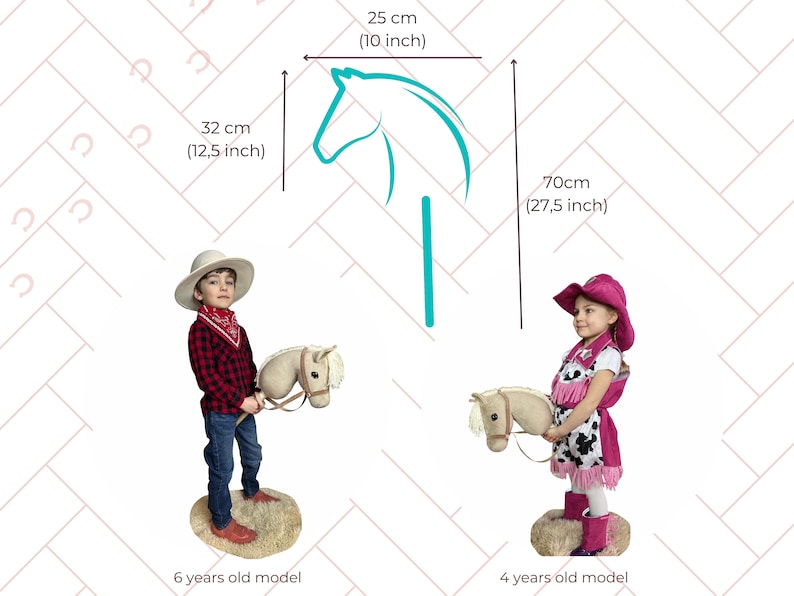 Puede incluir: Dos ni&ntilde;os, uno con una camisa de cuadros rojos y negros y un sombrero de vaquero blanco, y el otro con un atuendo de vaquera rosa y blanco, sostienen caballos de juguete. Los caballos de juguete miden 70 cm de alto y 32 cm de ancho. Los caballos de juguete est&aacute;n hechos de un material suave y de felpa y tienen un dise&ntilde;o realista.
