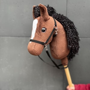 Sew-your-own plush hobby horse – a creative project for parents who want to make a toy filled with love
