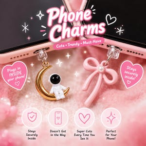 Puede incluir: Amuletos de teléfono rosas con un astronauta dorado en una luna creciente y un lazo rosa con una perla. Los amuletos se conectan al teléfono y están etiquetados como "Phone Charms". El texto también dice "Cute, Trendy, Must-Have".