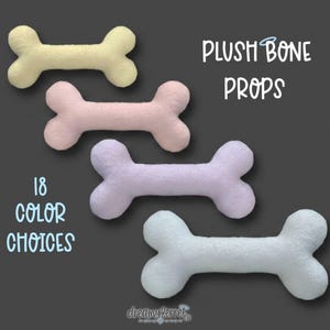 Könnte beinhalten: Vier Plüschknochen-Requisiten in Creme, Hellrosa, Lavendel und Hellblau. Der Text lautet PLUSH BONE PROPS und 18 COLOR CHOICES. Der Markenname dreamyferret steht unten. Die Knochen haben eine weiche, strukturierte Oberfläche und eine klassische Form.