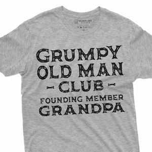 以下が含まれることがあります： グレーのTシャツに、黒い文字で「Grumpy Old Man Club - Founding Member Grandpa」と書いてあります。