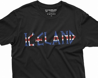 Könnte beinhalten: Schwarzes T-Shirt mit dem Wort "ICELAND" in weißen Buchstaben, wobei die Buchstaben die Farben der isländischen Flagge tragen.
