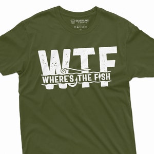 Peut inclure: Un t-shirt vert avec un motif blanc qui dit "WTF Where's the Fish" avec un hameçon de pêche.