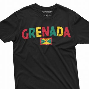 Może przedstawiać: Czarny T-shirt z napisem "GRENADA" w czerwonych, żółtych, zielonych i niebieskich literach o postarzanym wyglądzie. Flaga Grenady znajduje się pod napisem.