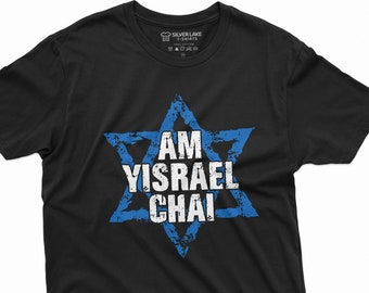 Könnte beinhalten: Schwarzes T-Shirt mit einem blauen Davidstern und dem Text "Am Yisrael Chai" in Weiß.