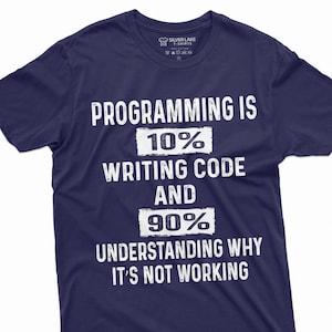 Puede incluir: Una camiseta azul marino con texto blanco que dice "PROGRAMMING IS 10% WRITING CODE AND 90% UNDERSTANDING WHY IT'S NOT WORKING".
