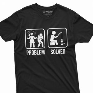 Può includere: Maglietta nera con una grafica bianca di due figure stilizzate. La prima figura stilizzata mostra una donna con un'espressione arrabbiata e un uomo con un'espressione triste. La seconda figura stilizzata mostra un uomo seduto su uno sgabello con una canna da pesca e un pesce. Il testo "PROBLEMA" è sotto la prima figura stilizzata e "RISOLTO" è sotto la seconda figura stilizzata.