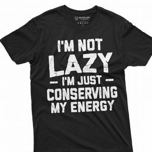 Puede incluir: Camiseta negra con texto blanco que dice "No soy perezoso, solo estoy conservando mi energía".
