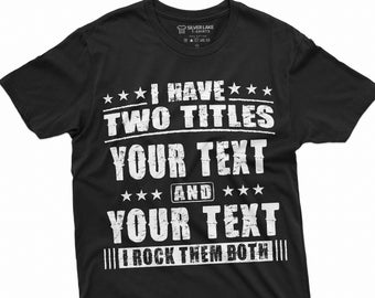 Könnte beinhalten: Schwarzes T-Shirt mit einem weißen, abgenutzten Aufdruck, auf dem steht "Ich habe zwei Titel IHR TEXT und IHR TEXT Ich rocke sie beide".