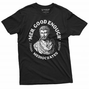 Puede incluir: Camiseta negra con un gr&aacute;fico blanco de un busto de hombre con el texto "'Meh, Good Enough' Mediocrates"
