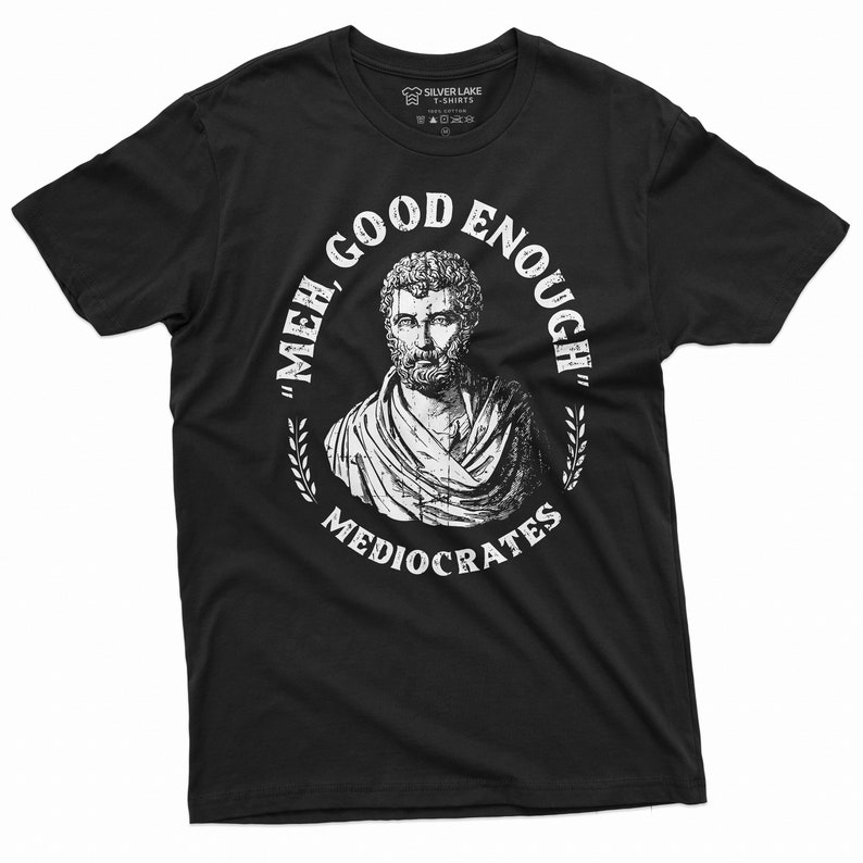Puede incluir: Camiseta negra con un gr&aacute;fico blanco de un busto de hombre con el texto "'Meh, Good Enough' Mediocrates"