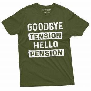 Pode incluir: Uma camiseta verde com o texto "Goodbye Tension Hello Pension" impresso em branco com um efeito de tinta desbotada.