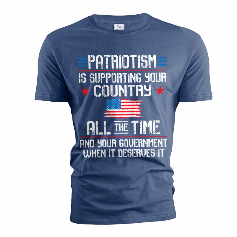 Puede incluir: Una camiseta azul marino con un gr&aacute;fico blanco desgastado que dice "El patriotismo es apoyar a tu pa&iacute;s todo el tiempo y a tu gobierno cuando se lo merece". El gr&aacute;fico tambi&eacute;n incluye una bandera estadounidense roja, blanca y azul.