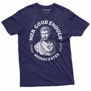 Puede incluir: Una camiseta azul marino con un gr&aacute;fico blanco de un busto de hombre con el texto "'Meh, Good Enough' Mediocrates".