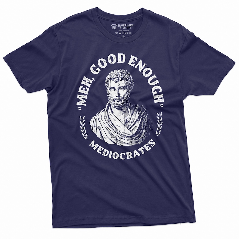 Puede incluir: Una camiseta azul marino con un gr&aacute;fico blanco de un busto de hombre con el texto "'Meh, Good Enough' Mediocrates".