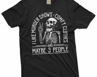 Eu gosto de programas de assassinato, roupas confortáveis e talvez como 3 pessoas, camiseta engraçada unissex de Halloween, camiseta de crime real, camiseta de programa de crime, camiseta de esqueleto