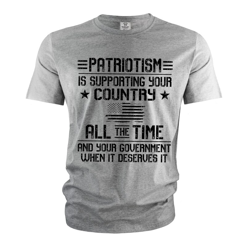 Puede incluir: Camiseta gris con un estampado gr&aacute;fico negro que dice "=PATRIOTISM= IS SUPPORTING YOUR ★ COUNTRY ★ ALL THE TIME AND YOUR GOVERNMENT WHEN IT DESERVES IT".