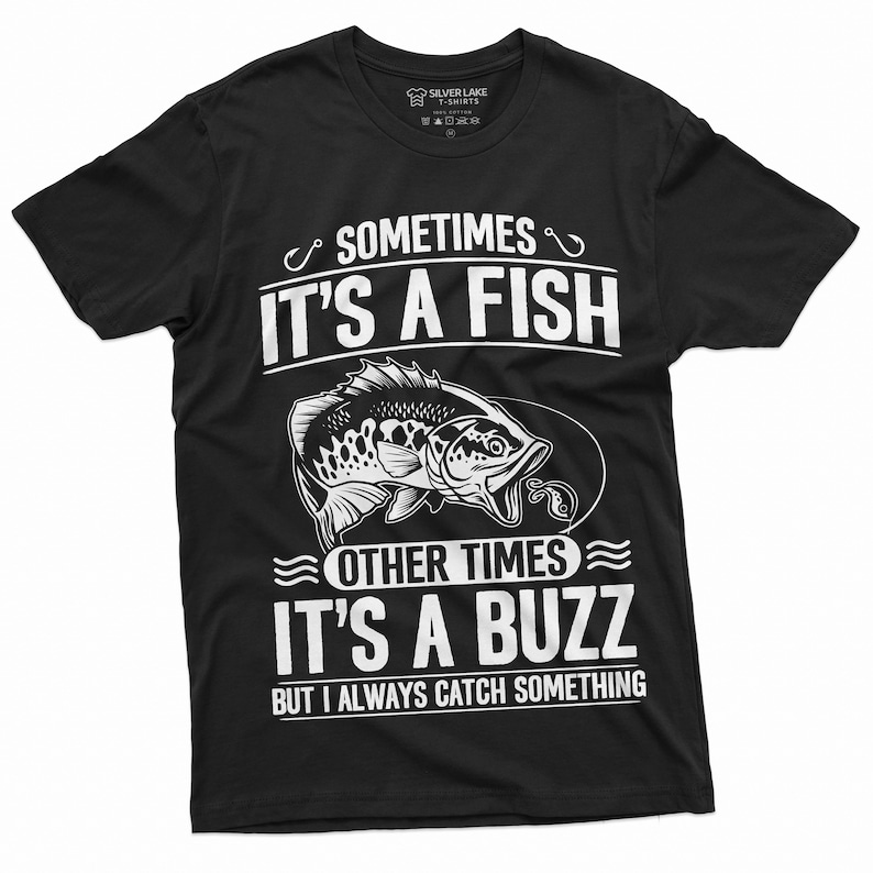 Pu&ograve; includere: T-shirt nera con un design grafico bianco di un pesce e il testo "Sometimes it's a fish, other times it's a buzz, but I always catch something."