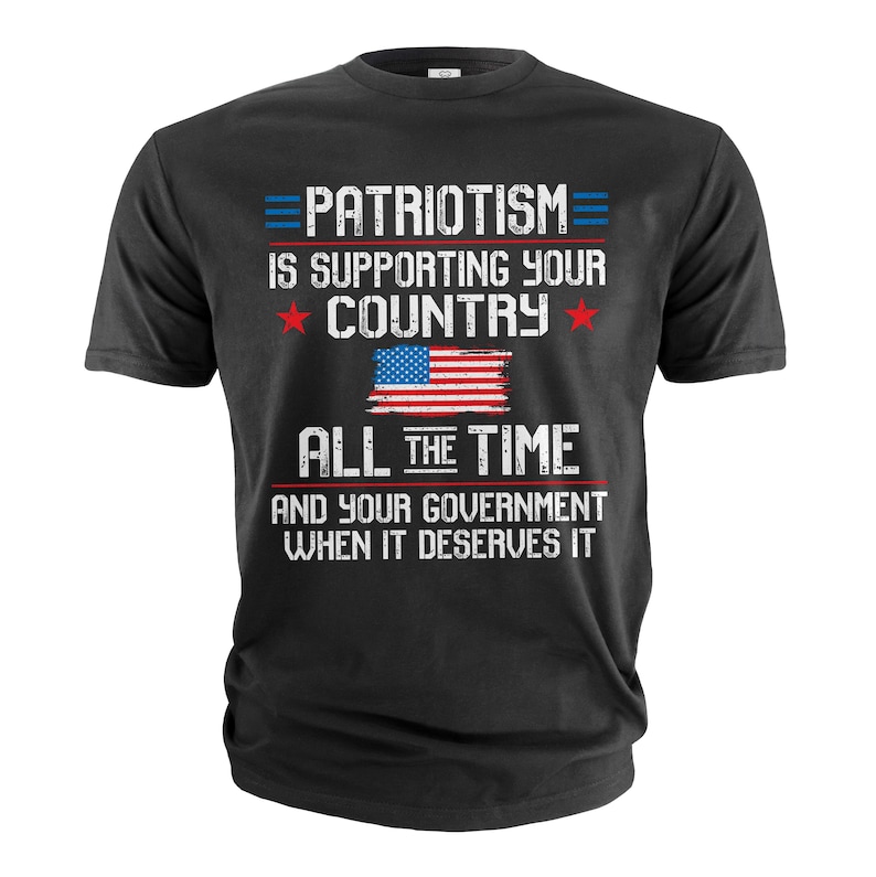 Puede incluir: Camiseta negra con un estampado gr&aacute;fico blanco que dice "PATRIOTISM= IS SUPPORTING YOUR COUNTRY ALL THE TIME AND YOUR GOVERNMENT WHEN IT DESERVES IT". El gr&aacute;fico tambi&eacute;n incluye una bandera estadounidense desgastada.