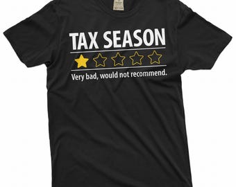Könnte beinhalten: Schwarzes T-Shirt mit weißem Text "TAX SEASON" und einer Ein-Sterne-Bewertung mit dem Text "Sehr schlecht, würde nicht empfehlen."