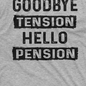 Pode incluir: Uma camiseta cinza com texto preto que diz "Goodbye Tension Hello Pension".