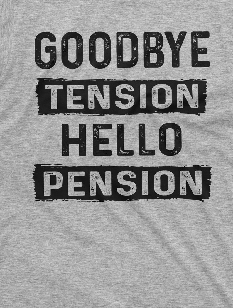 Pode incluir: Uma camiseta cinza com texto preto que diz "Goodbye Tension Hello Pension".