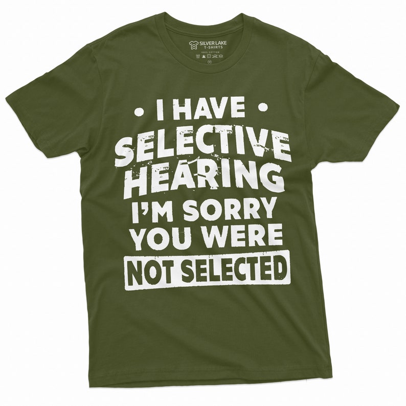 Może przedstawiać: Zielony T-shirt z białym tekstem, kt&oacute;ry brzmi: "Mam selektywny słuch. Przepraszam, nie zostałeś wybrany".