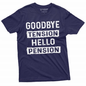 Pode incluir: Uma camiseta azul marinho com texto branco que diz "Goodbye Tension Hello Pension".