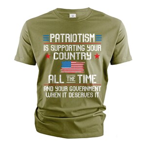 Puede incluir: Una camiseta verde con un estampado gr&aacute;fico blanco que dice "=PATRIOTISMO= ES APOYAR A TU PA&Iacute;S TODO EL TIEMPO Y A TU GOBIERNO CUANDO LO MERECE". El gr&aacute;fico tambi&eacute;n incluye una bandera estadounidense roja, blanca y azul.