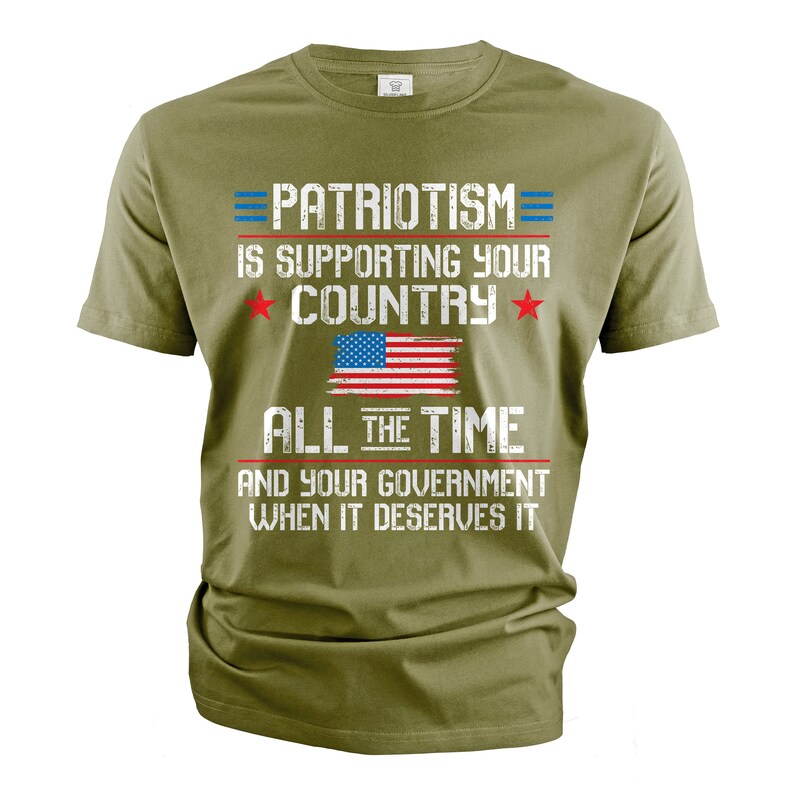 Puede incluir: Una camiseta verde con un estampado gr&aacute;fico blanco que dice "=PATRIOTISMO= ES APOYAR A TU PA&Iacute;S TODO EL TIEMPO Y A TU GOBIERNO CUANDO LO MERECE". El gr&aacute;fico tambi&eacute;n incluye una bandera estadounidense roja, blanca y azul.